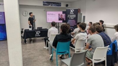 Conférence autour du marketing gaming et de l’e-sport devant des étudiants
