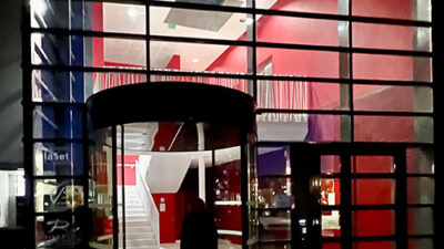 Entrée vitrée du campus e-artsup de nuit avec architecture contemporaine illuminée