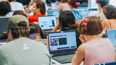 Étudiants en cours de création digitale sur ordinateur portable