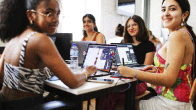Groupe d’étudiantes travaillant sur ordinateurs portables pendant un cours de design graphique