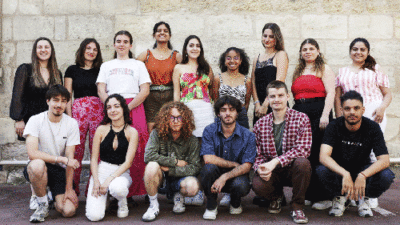 Photo de groupe des étudiants e-artsup Bordeaux devant un mur en pierre extérieur