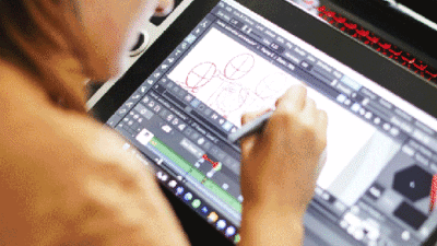 Étudiante dessinant sur tablette graphique lors d’un atelier d’illustration et animation digitale