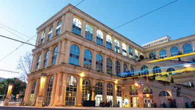 Façade du campus e-artsup Montpellier dans un bâtiment à l’architecture contemporaine