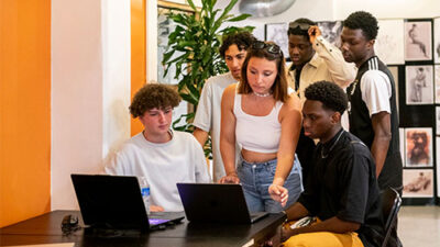 Travail en groupe autour d’un projet créatif sur ordinateur portable