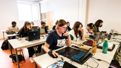 Étudiants en cours de création numérique sur ordinateur portable