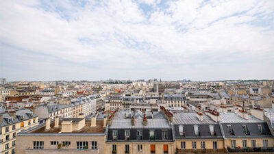 Vue panoramique des toits de Paris depuis le campus e-artsup