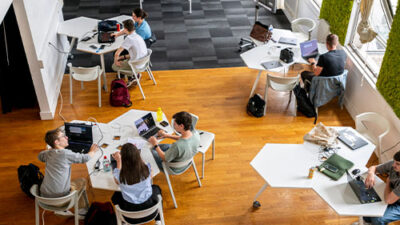 Étudiants travaillant en autonomie dans un espace collaboratif du campus