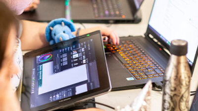 Travail de design numérique sur tablette graphique et ordinateur portable