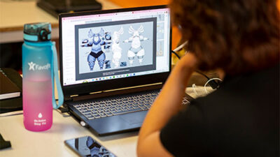 Création de character design affichée sur un ordinateur portable