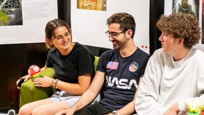 Étudiants échangeant dans un espace d’exposition de projets créatifs