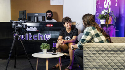 Tournage d’une émission dans l’espace Twitch du campus avec caméra et étudiants en interview