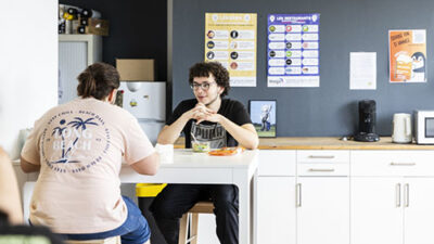 Étudiants discutant dans l’espace de vie et de pause du campus e-artsup Toulouse