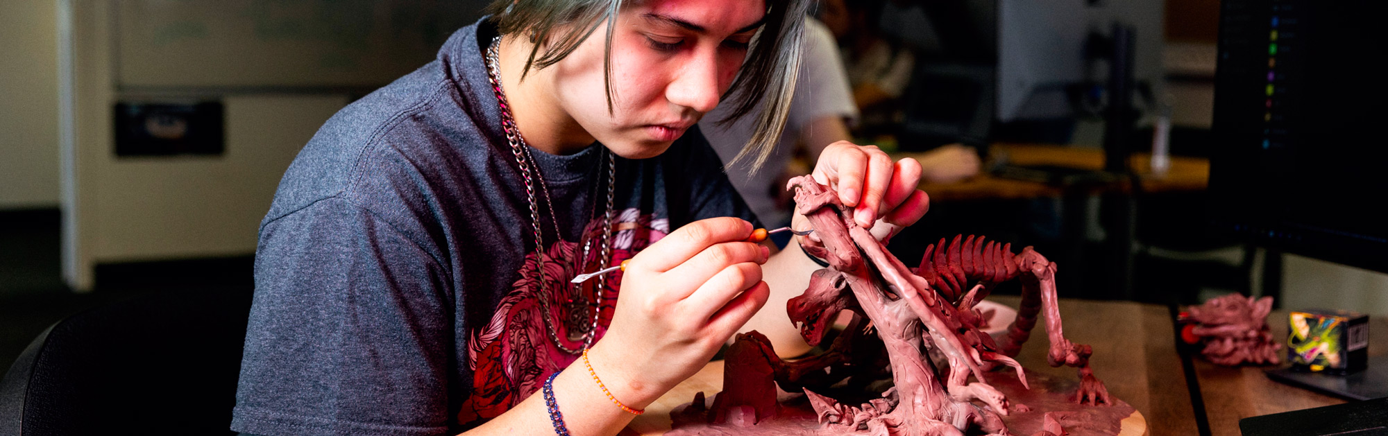 étudiant en train de créer avec de la MonsterClay