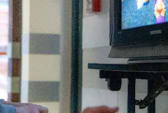 Étudiants jouant à un jeu vidéo sur écran pendant une activité gaming et esport