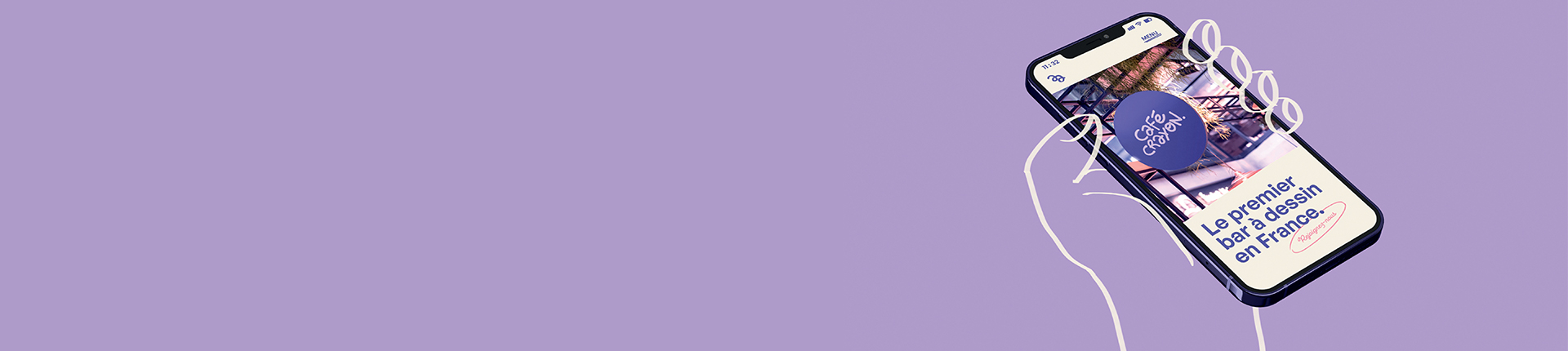 Mockup d’un smartphone affichant l’interface d’un site de café créatif, avec éléments graphiques blancs dessinés à la main sur fond violet pastel minimaliste.
