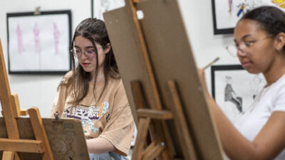 Étudiantes dessinant sur chevalet pendant un cours d’illustration et arts graphiques