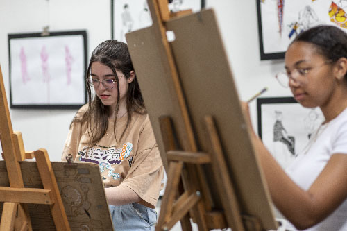 Étudiantes dessinant sur chevalet pendant un cours d’illustration et arts graphiques