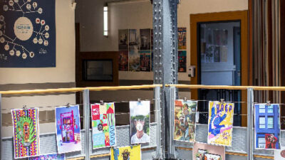 Exposition de créations artistiques et affiches étudiantes dans les espaces du campus