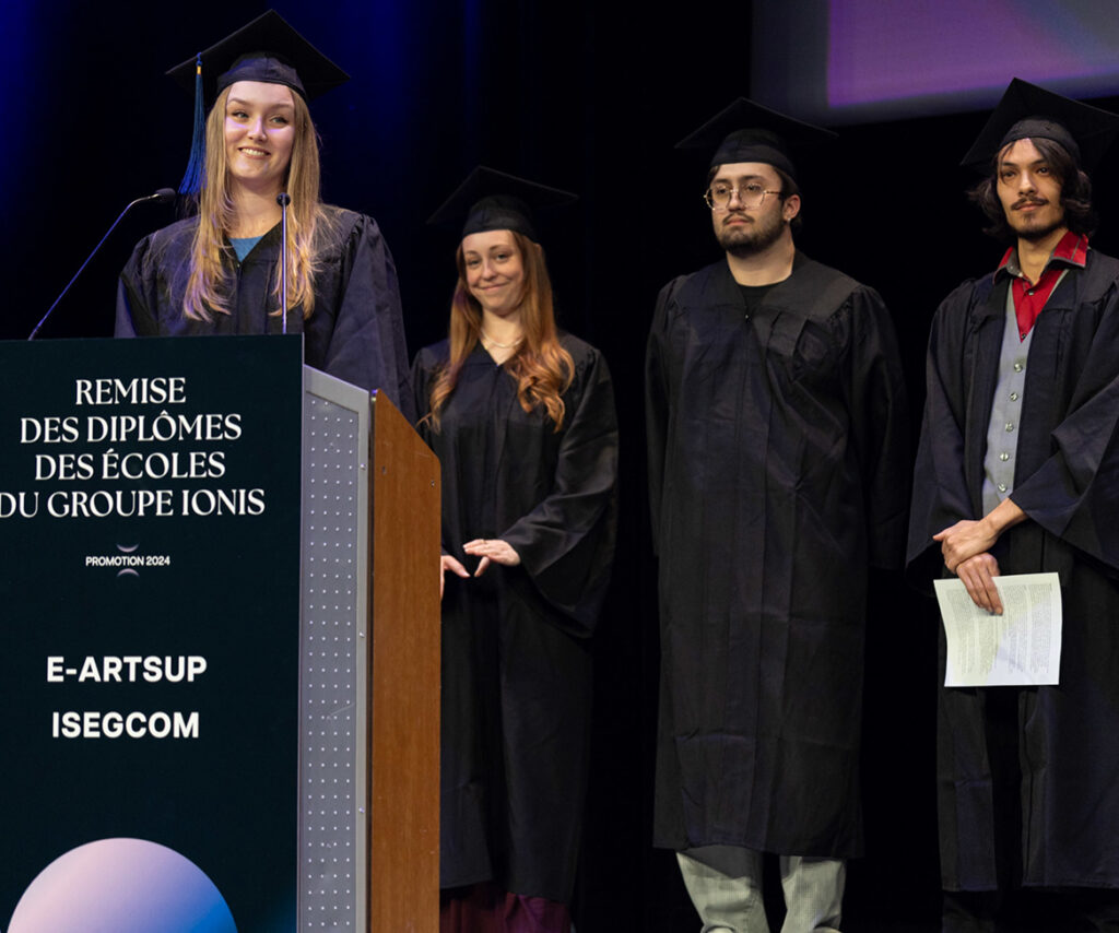 étudiants sur scène lors de la remises des diplômes