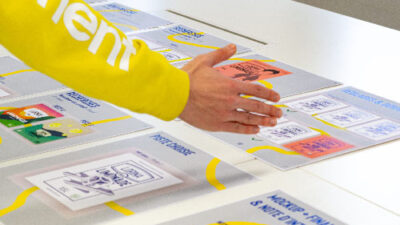 Atelier de conception graphique avec cartes et supports créatifs étalés sur une table