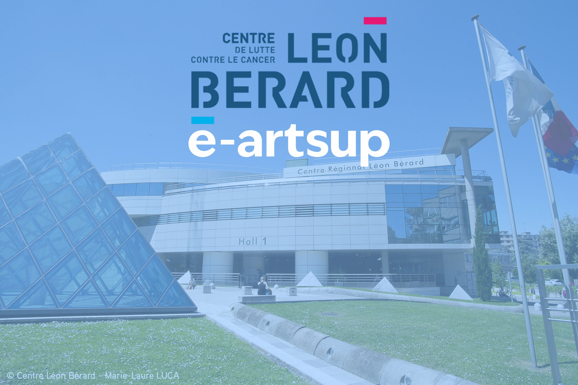 Façade du Centre Léon Berard avec bâtiment bleu et pelouse