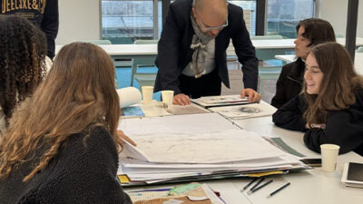 Intervenant accompagnant des étudiants autour de travaux de dessin et illustration