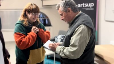 Rencontre entre une étudiante et le designer de Star Wars Dan Perri sur le campus e-artsup