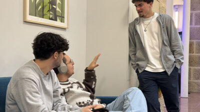 Étudiants échangeant dans un espace détente du campus