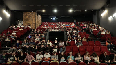 Étudiants installés dans une salle de projection ou amphithéâtre