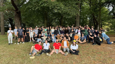 Photo de groupe des étudiants du campus dans un parc