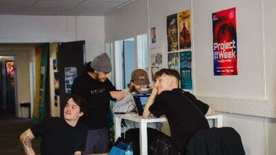 Groupe d’étudiants échangeant dans un espace de travail du campus e-artsup Lyon