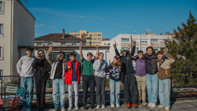 Groupe d’étudiants réunis sur la terrasse du campus e-artsup