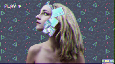 Portrait rétro-futuriste d’une femme avec accessoires technologiques géométriques autour du visage, sur fond graphique inspiré des années 1980 avec effet VHS.