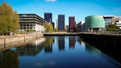 Vue du quartier Malraux à Strasbourg avec canal, architecture moderne et environnement urbain du campus