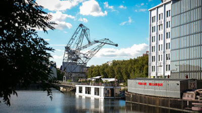 Canal et ancienne grue industrielle dans le quartier Malraux à Strasbourg, proche du campus e-artsup