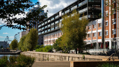Promenade au bord du canal dans le quartier Malraux à Strasbourg avec bâtiments modernes et espaces verts