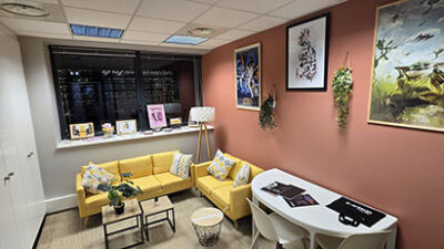 Espace lounge étudiant avec canapés jaunes, décoration artistique et coin détente sur le campus e-artsup Strasbourg Malraux
