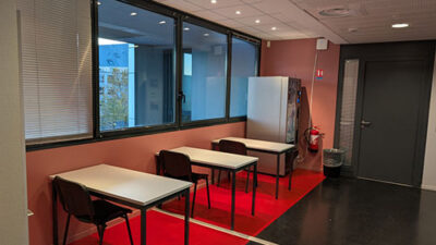 Espace de travail calme avec petites tables individuelles et vue sur l’extérieur du campus Strasbourg Malraux