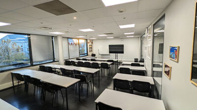 Grande salle de classe lumineuse équipée pour les cours de design, animation et création numérique