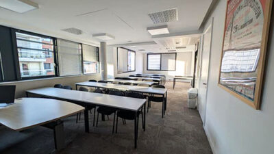 Salle de formation spacieuse avec tables modulables et lumière naturelle sur le campus e-artsup Strasbourg