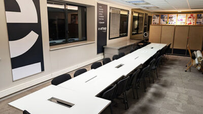 Salle de réunion et workshop avec grande table collaborative pour les projets étudiants créatifs