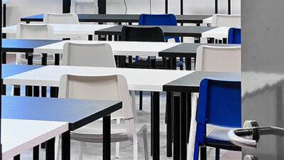 Salle de cours e-artsup équipée d’un grand écran interactif et de tables de travail modulables