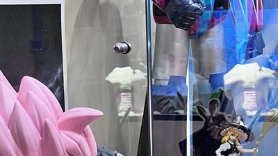 Vitrine d’exposition regroupant figurines et objets de pop culture dans les locaux e-artsup