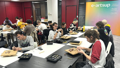 Atelier de sculpture et modelage réunissant des étudiants travaillant sur des créations en volume