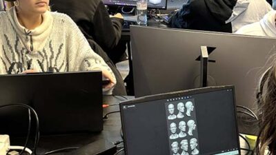 Étudiants travaillant sur des projets de modélisation 3D et sculpture numérique en salle informatique