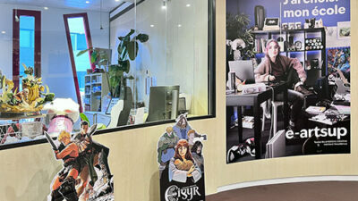 Hall du campus e-artsup décoré d’affiches étudiantes et d’illustrations issues des univers du jeu vidéo et de l’animation