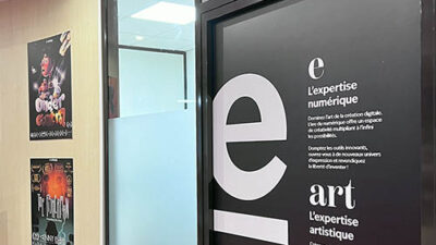 Porte de salle e-artsup présentant les valeurs de l’école autour des expertises numérique, artistique et professionnelle