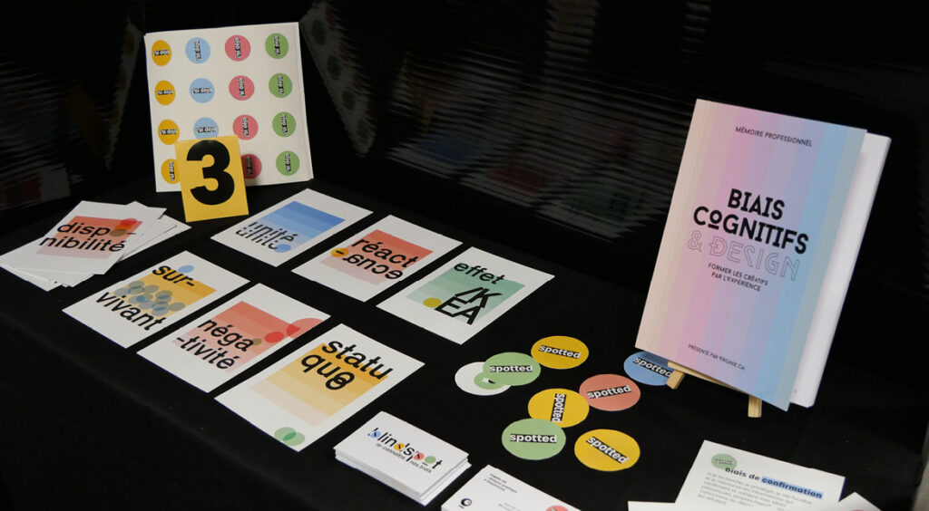 Table de travail avec cartes, badges et objets graphiques