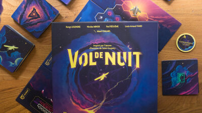 Jeu de plateau “Vol de Nuit” inspiré de Saint-Exupéry avec design graphique spatial et illustrations fantastiques.
