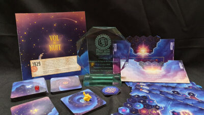 Prototype primé du jeu de société “Vol de Nuit” avec cartes, plateau et trophée de concours de game design.